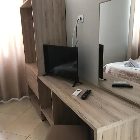 Deni's 3*
